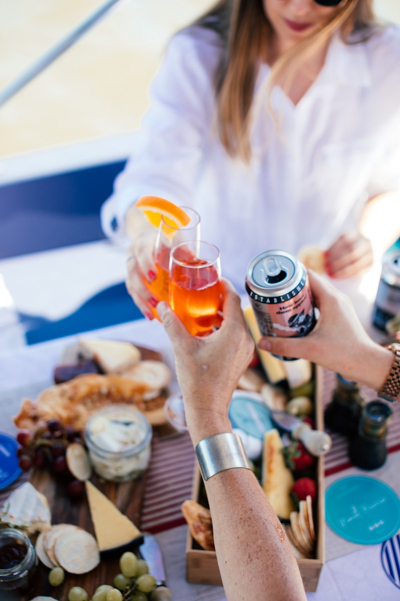 Drankje drinken op een boot