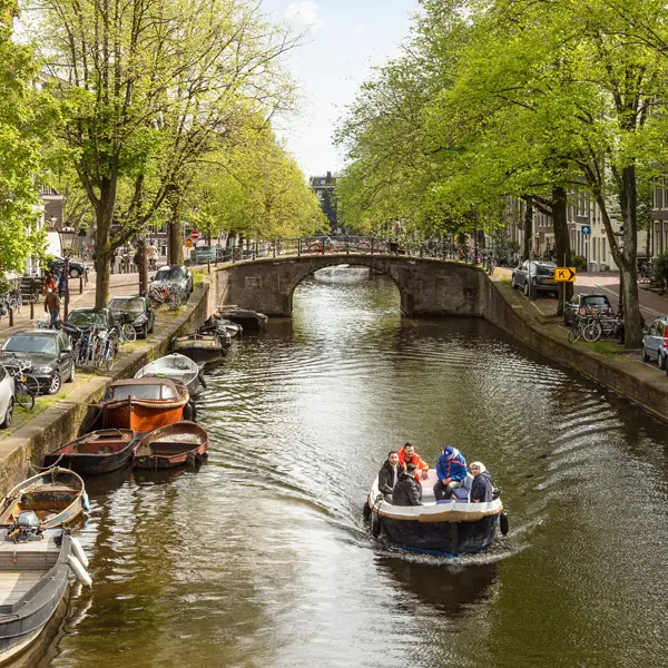 Boot huren met een vaarder in het prachtige Amsterdam