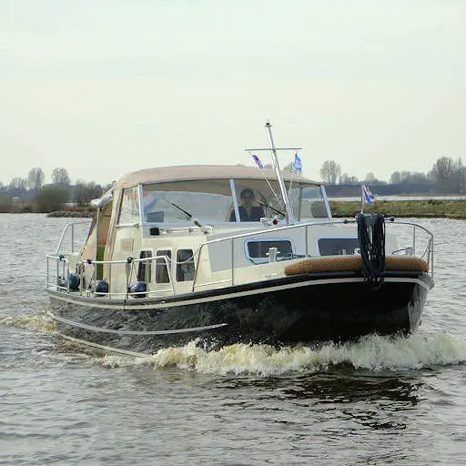 Ontdek Nederland vanaf het water: een doerak motorboot huren