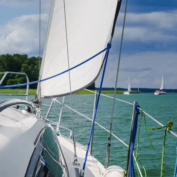Een zeiljacht huren voor een unieke vaarvakantie