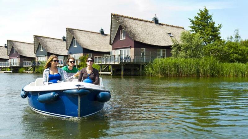 1_beach_resort_makkum_vakantiehuisjes-aan-het-water