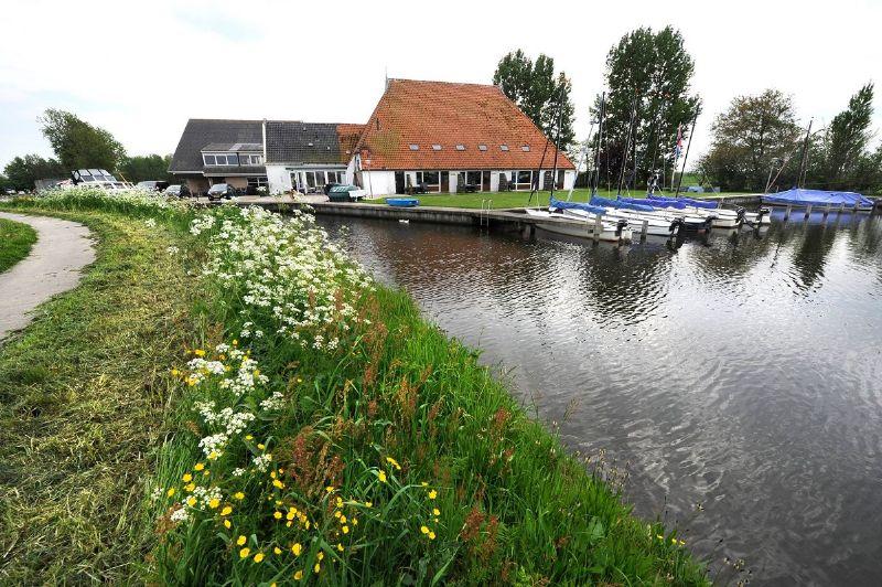 1_de_hoek_watersport_accommodatie-friesland