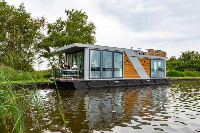 1_yachtcharter_sneek_houseboat