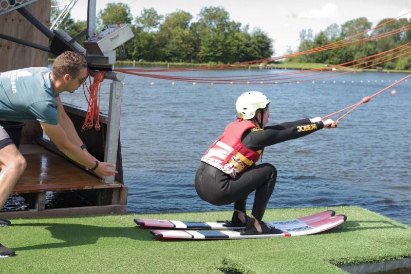 2_beach_resort_makkum_waterskieen