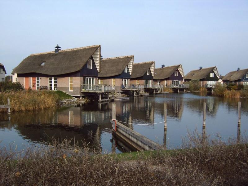 5_beach_resort_makkum_luxe-villa