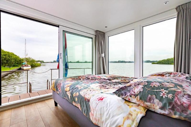 5_yachtcharter_sneek_houseboat-slaapkamer